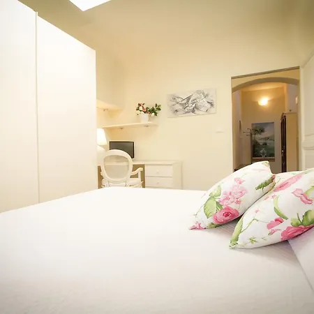 Lily Apartmán